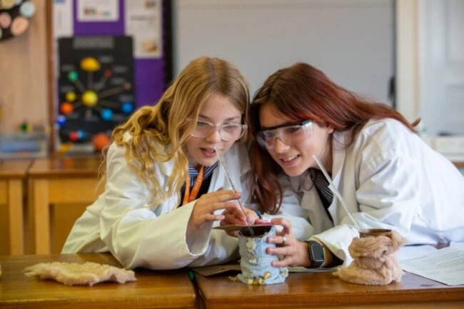 Střední škola v Anglii Sidcot School věda STEM studentky