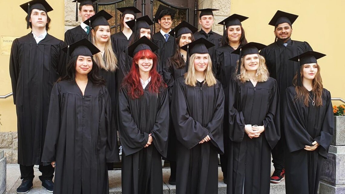 International School of Schaffhausen internátní škola studenti graduation 1