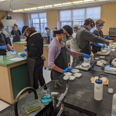 Internátní škola v USA Hebron Academy studium lab věda