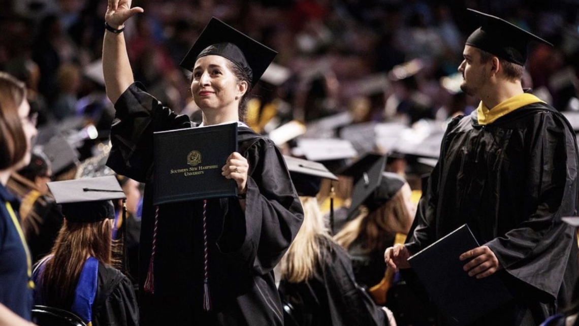 Southern New Hampshire University - vysoká škola, USA, promoce, studentka, univerzita