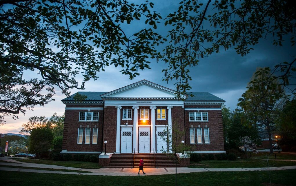 University of Lynchburg - vysoká škola, USA, kampus, noc