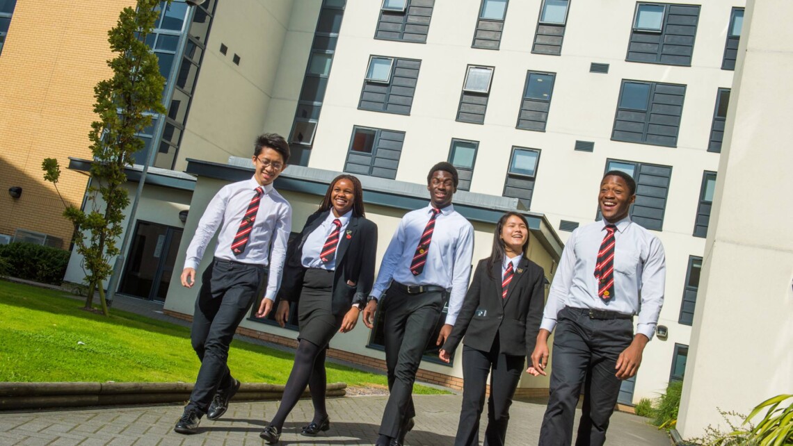 Cardiff Sixth Form College studenti kampus