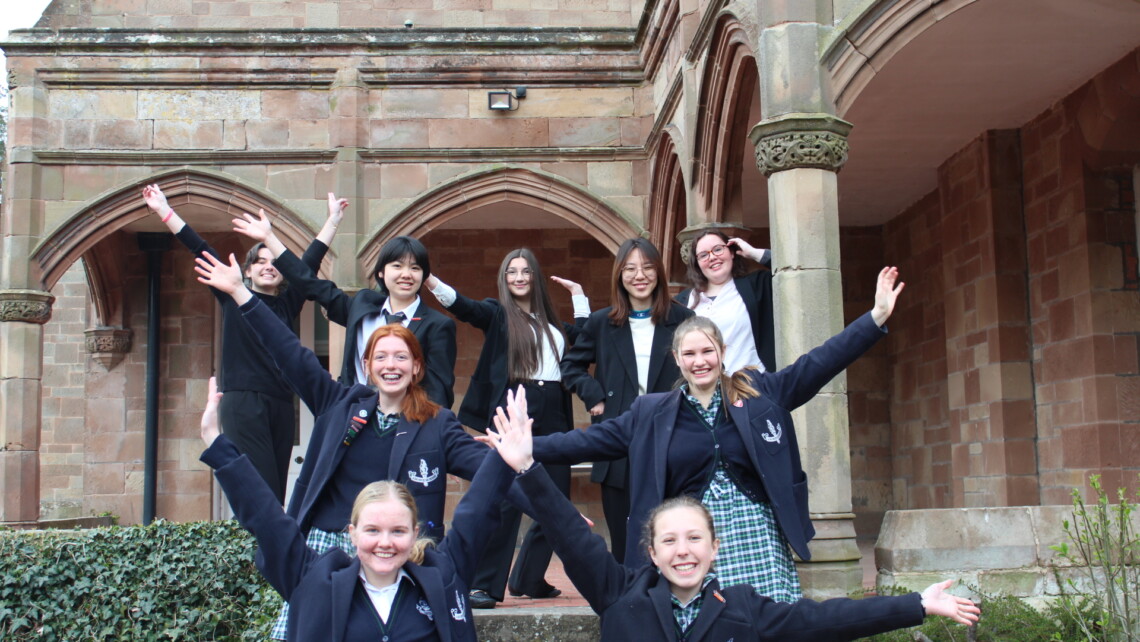 Adcote School studentky