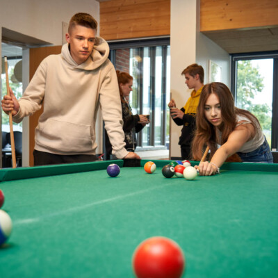 Grenaa Gymnasium střední škola kulečník, studenti (1)