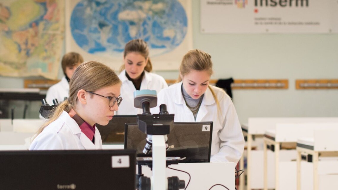 Saint Denis International School, škola, studenti, studium, laboratoř, věda
